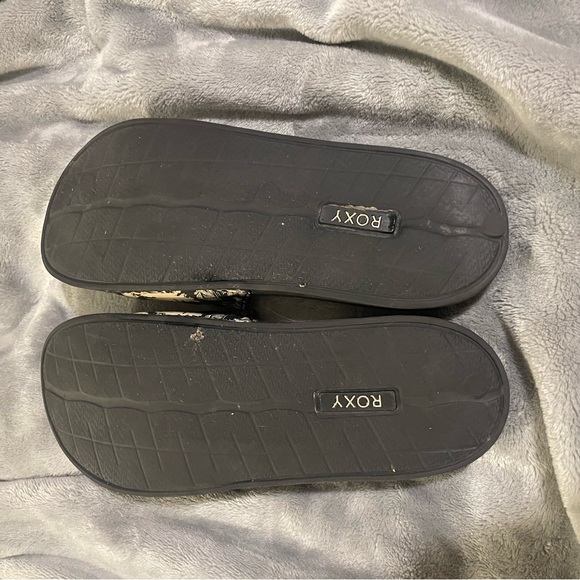 Roxy Slides - Picture 3 of 3